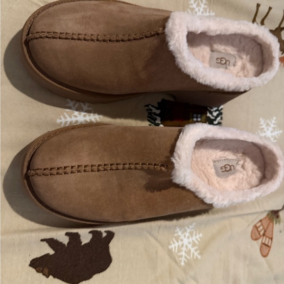 UGG Tan Suede shoes  with Soft White sheepskin Interior NWOT. SEE NEW PHOTOS - Picture 2 of 13